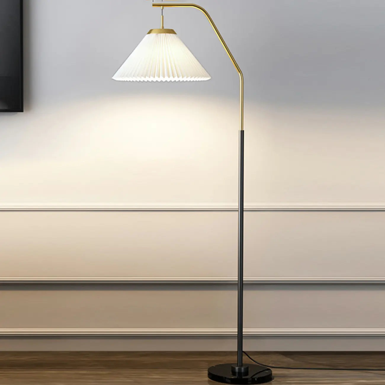 Lampadaire traditionnel noir avec abat-jour en tissu plissé blanc