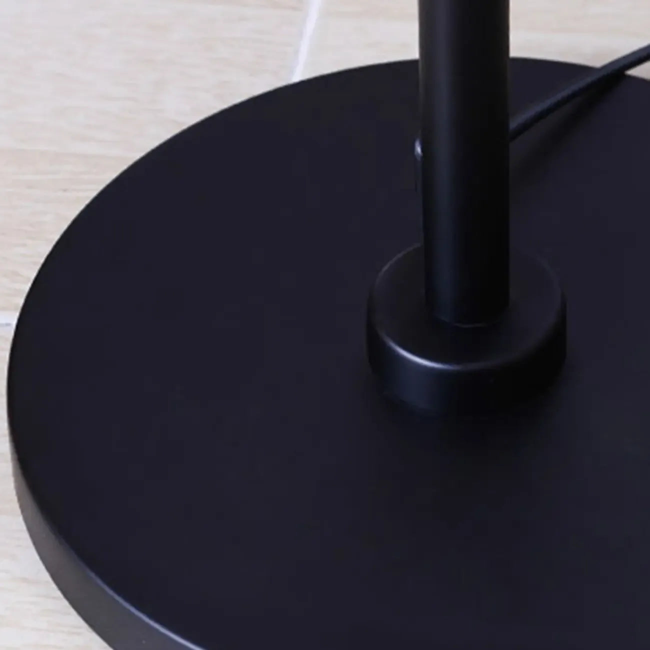 Lampadaire traditionnel noir avec abat-jour en tissu plissé blanc