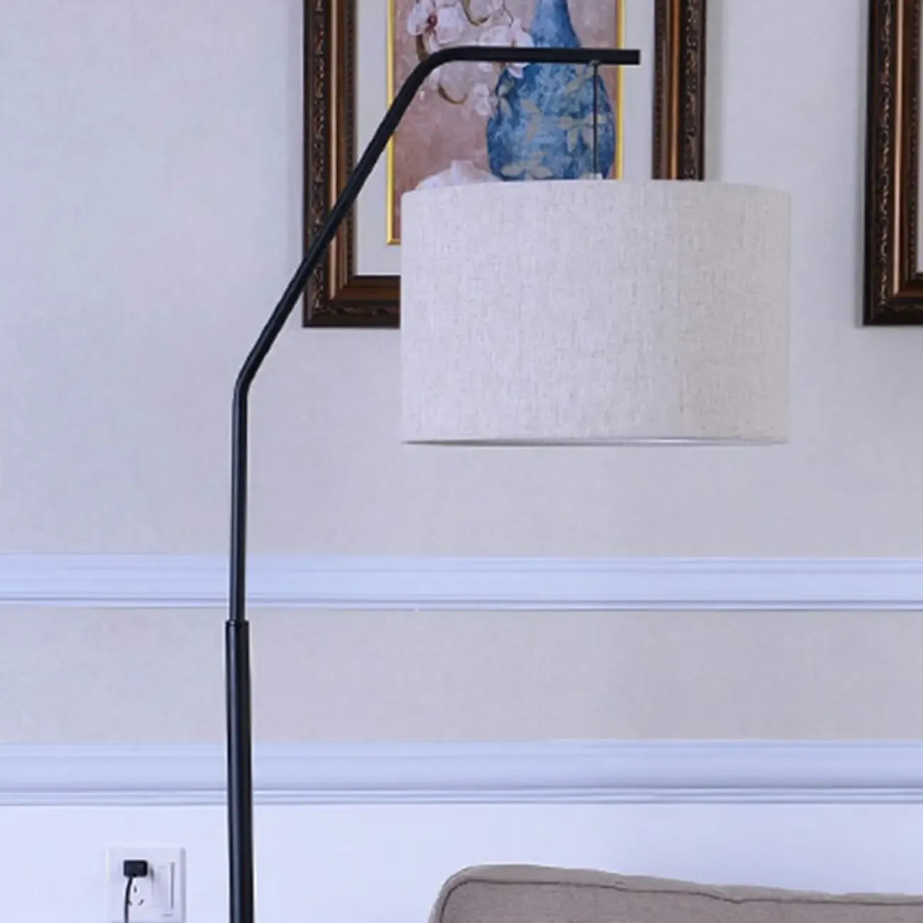 Lampadaire traditionnel noir avec abat-jour en tissu plissé blanc