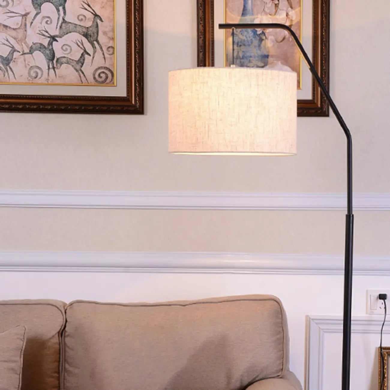 Lampadaire traditionnel noir avec abat-jour en tissu plissé blanc