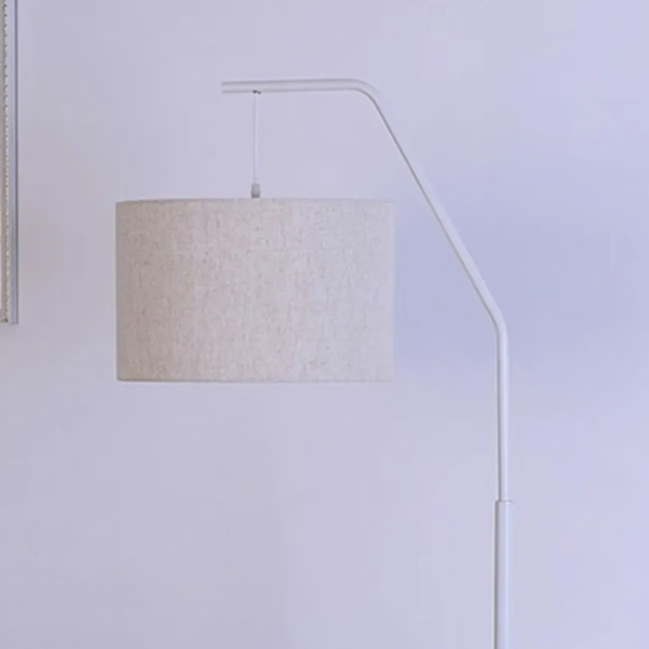 Lampadaire traditionnel noir avec abat-jour en tissu plissé blanc