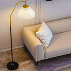 Lampadaire traditionnel noir avec abat-jour en tissu plissé blanc