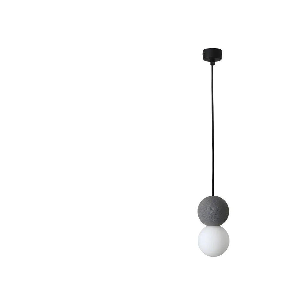 Suspension minimaliste en verre opale avec détails perlés pour chevet