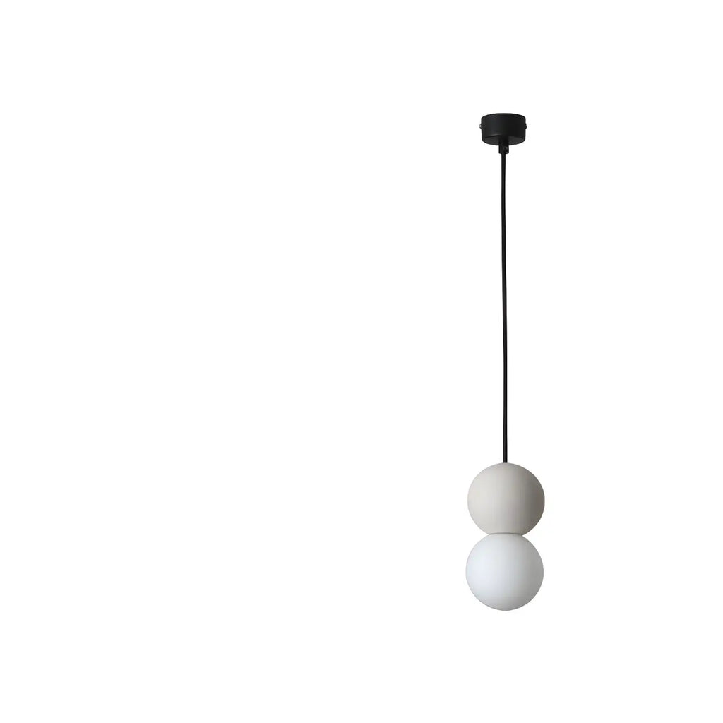Suspension minimaliste en verre opale avec détails perlés pour chevet