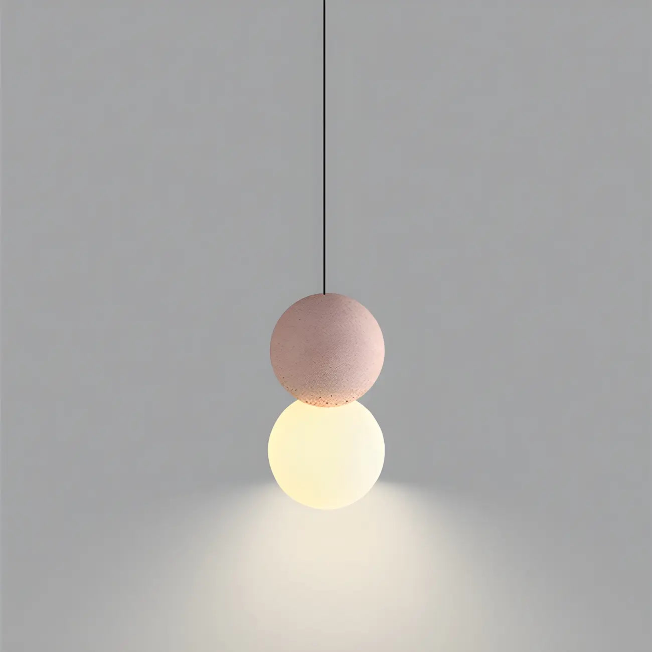Suspension minimaliste en verre opale avec détails perlés pour chevet