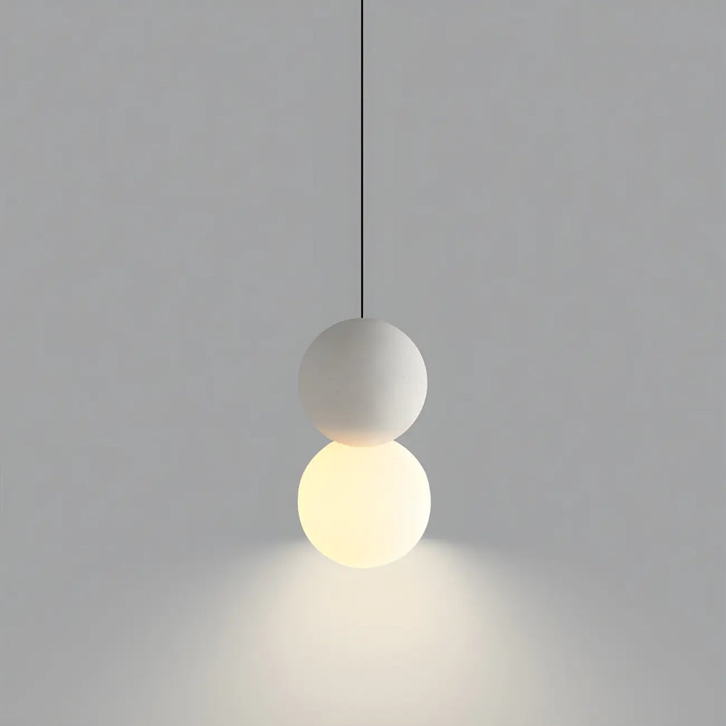 Suspension minimaliste en verre opale avec détails perlés pour chevet
