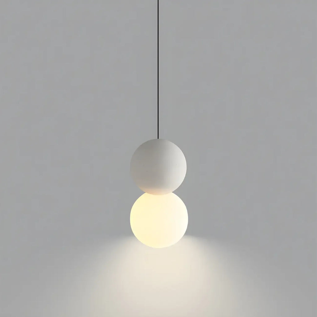 Suspension minimaliste en verre opale avec détails perlés pour chevet