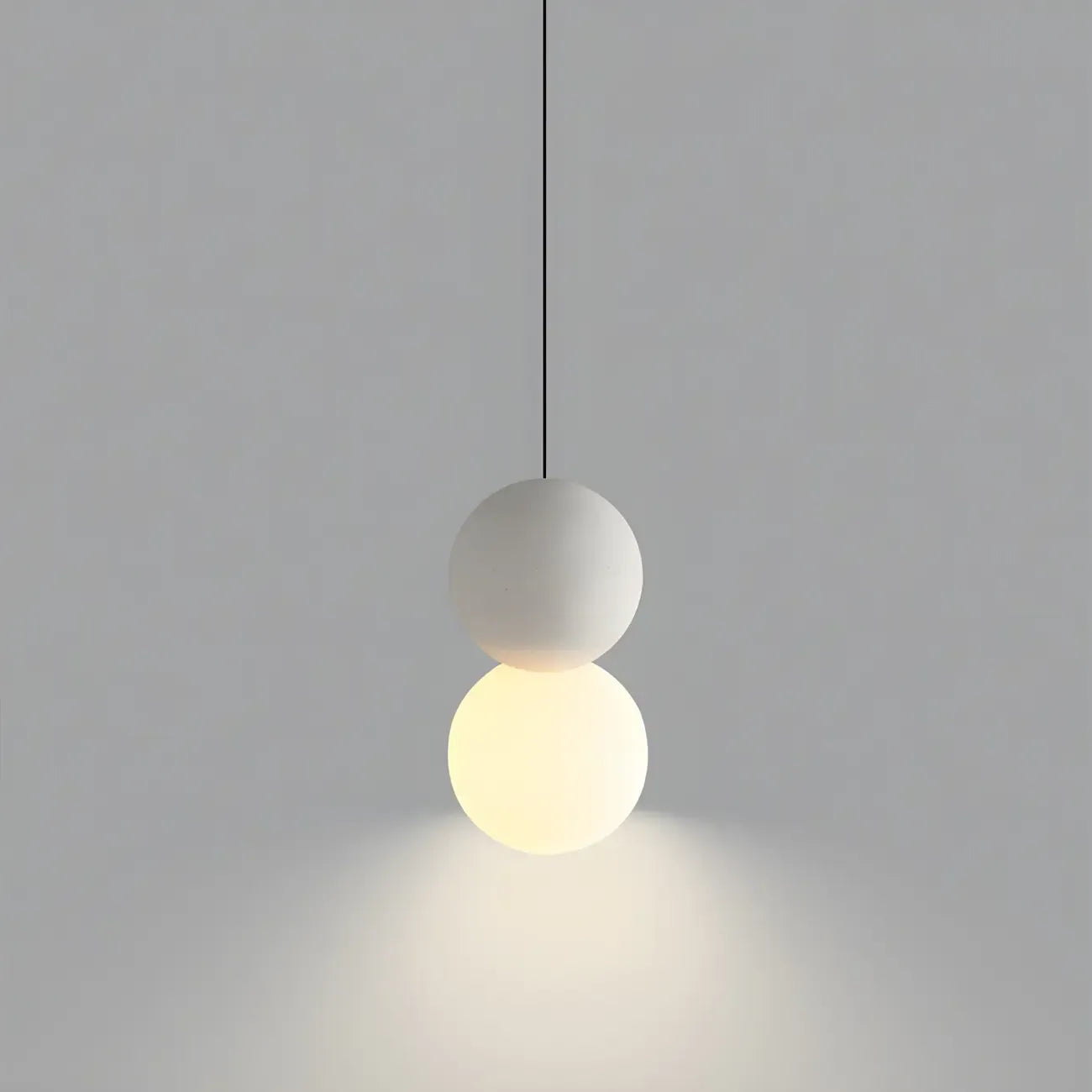 Suspension minimaliste en verre opale avec détails perlés pour chevet