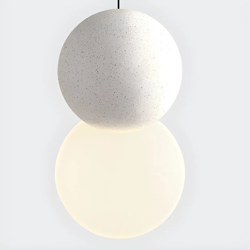 Suspension minimaliste en verre opale avec détails perlés pour chevet
