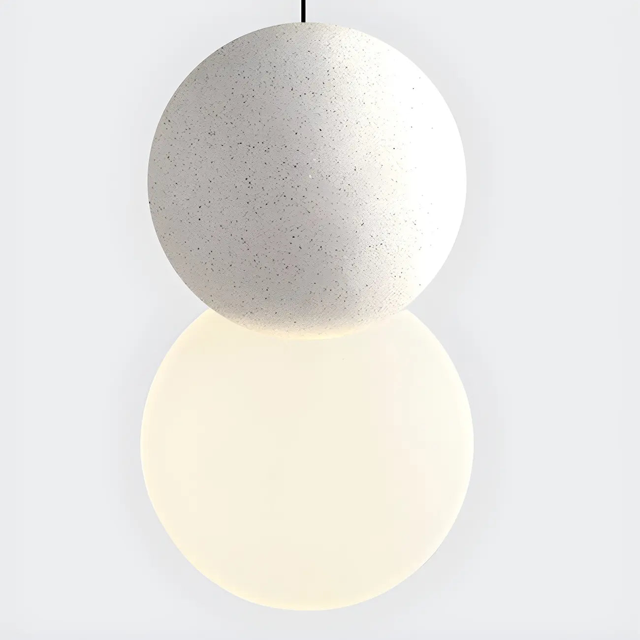 Suspension minimaliste en verre opale avec détails perlés pour chevet