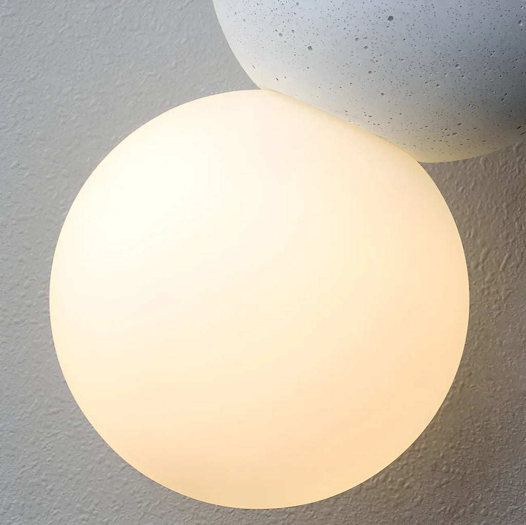 Suspension minimaliste en verre opale avec détails perlés pour chevet