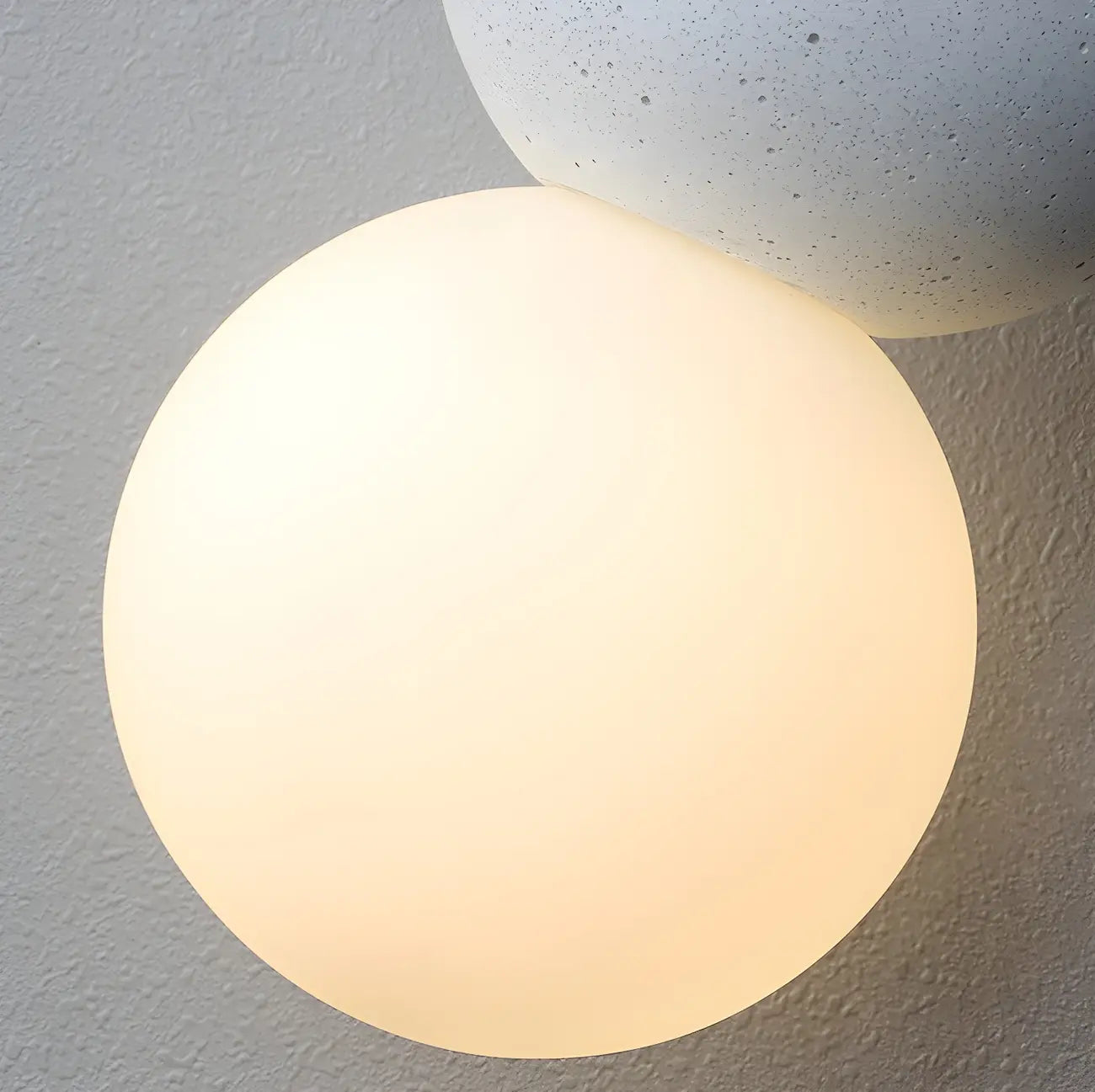 Suspension minimaliste en verre opale avec détails perlés pour chevet