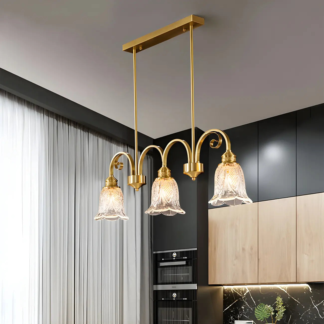 Suspension géométrique en laiton avec verre à motif floral.