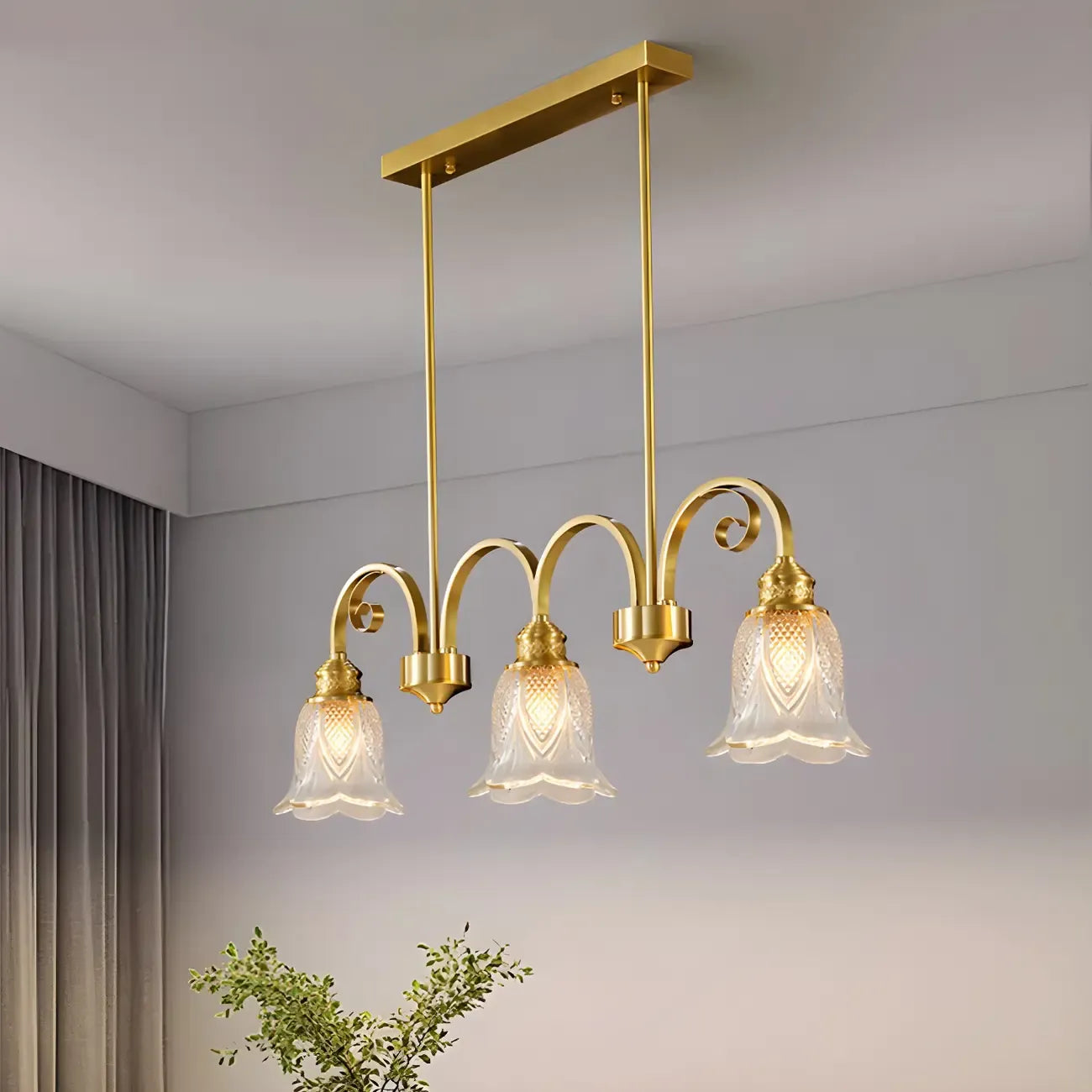 Suspension géométrique en laiton avec verre à motif floral.