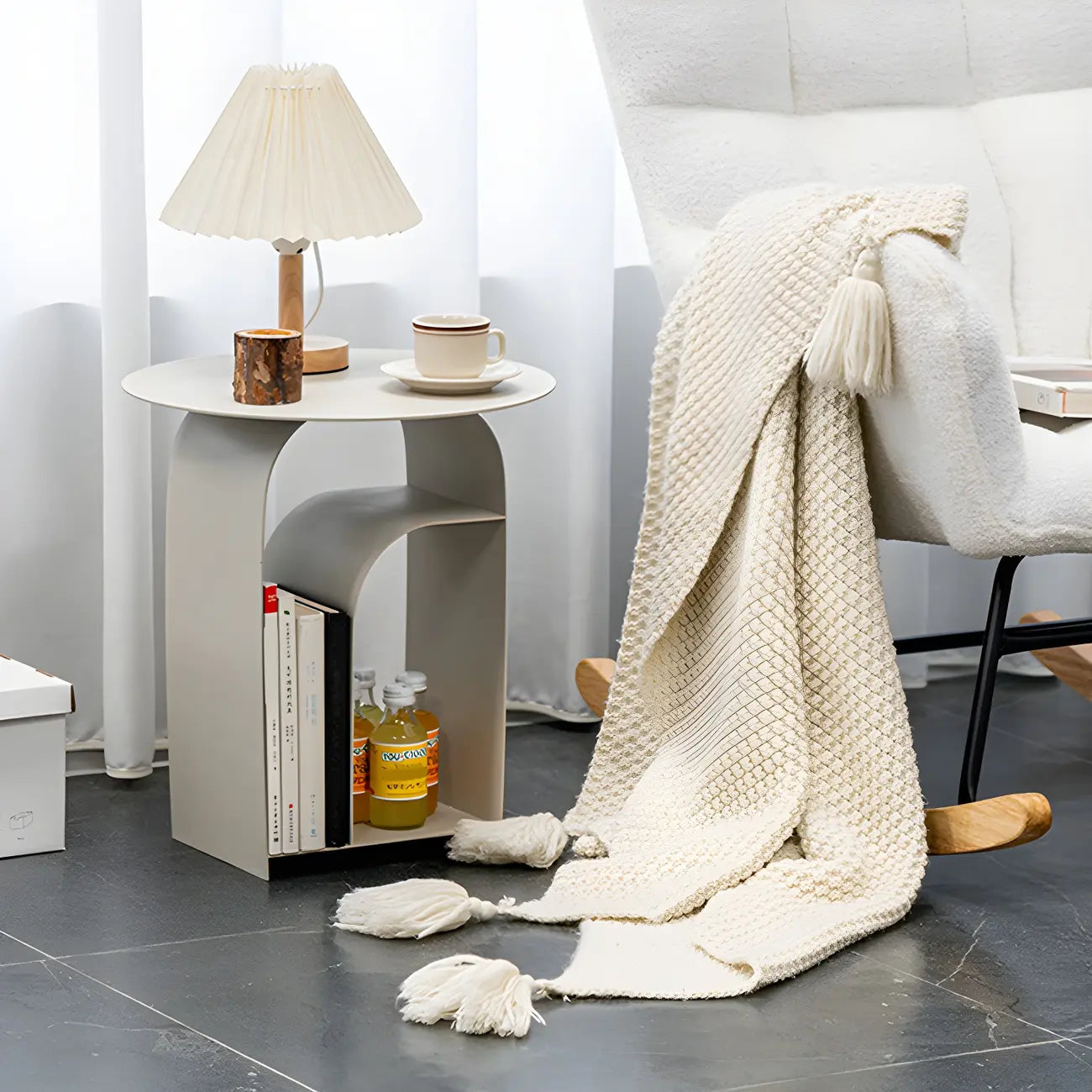 Table de chevet industrielle étroite en métal blanc avec plateau rond