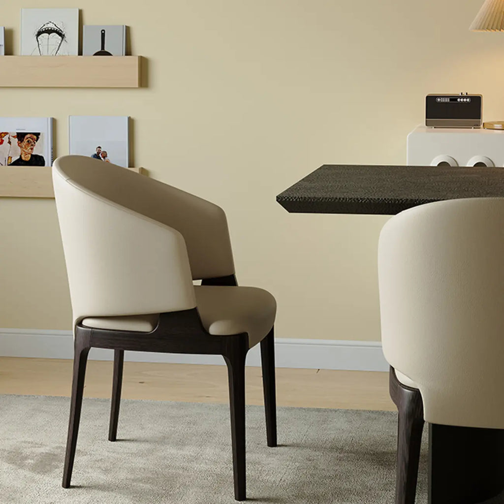 Chaise de salle à manger contemporaine en similicuir avec accoudoirs inclinés