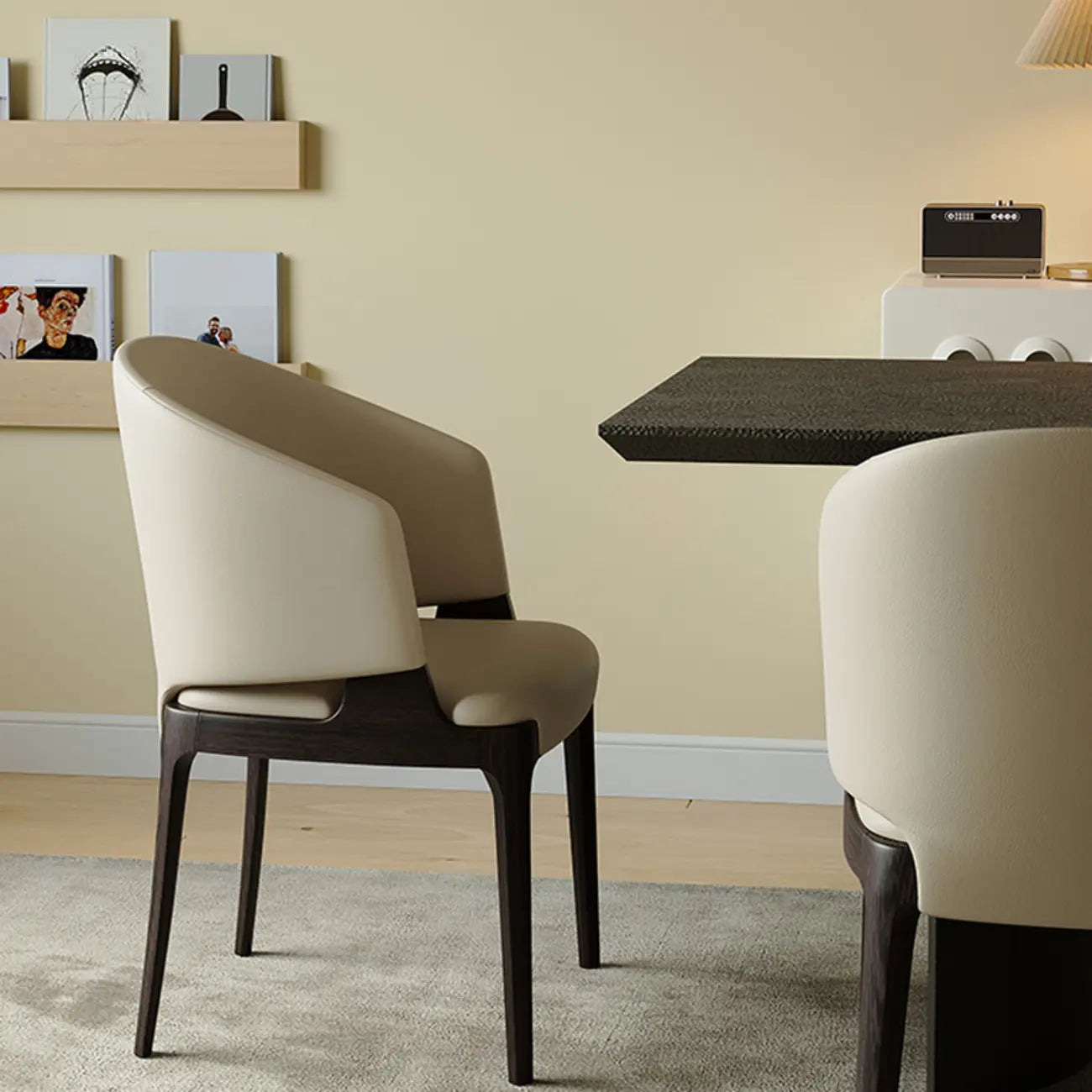 Chaise de salle à manger contemporaine en similicuir avec accoudoirs inclinés