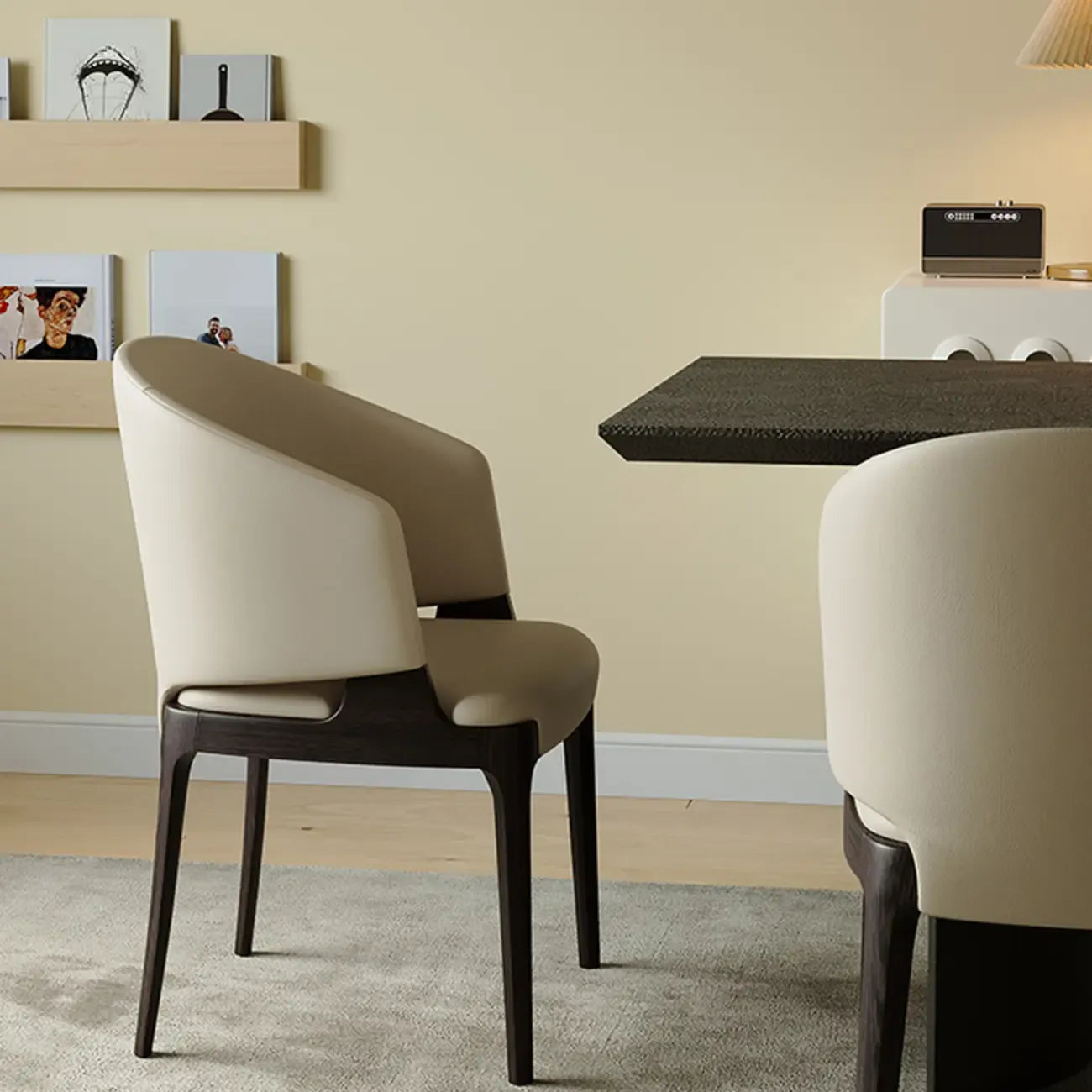 Chaise de salle à manger contemporaine en similicuir avec accoudoirs inclinés