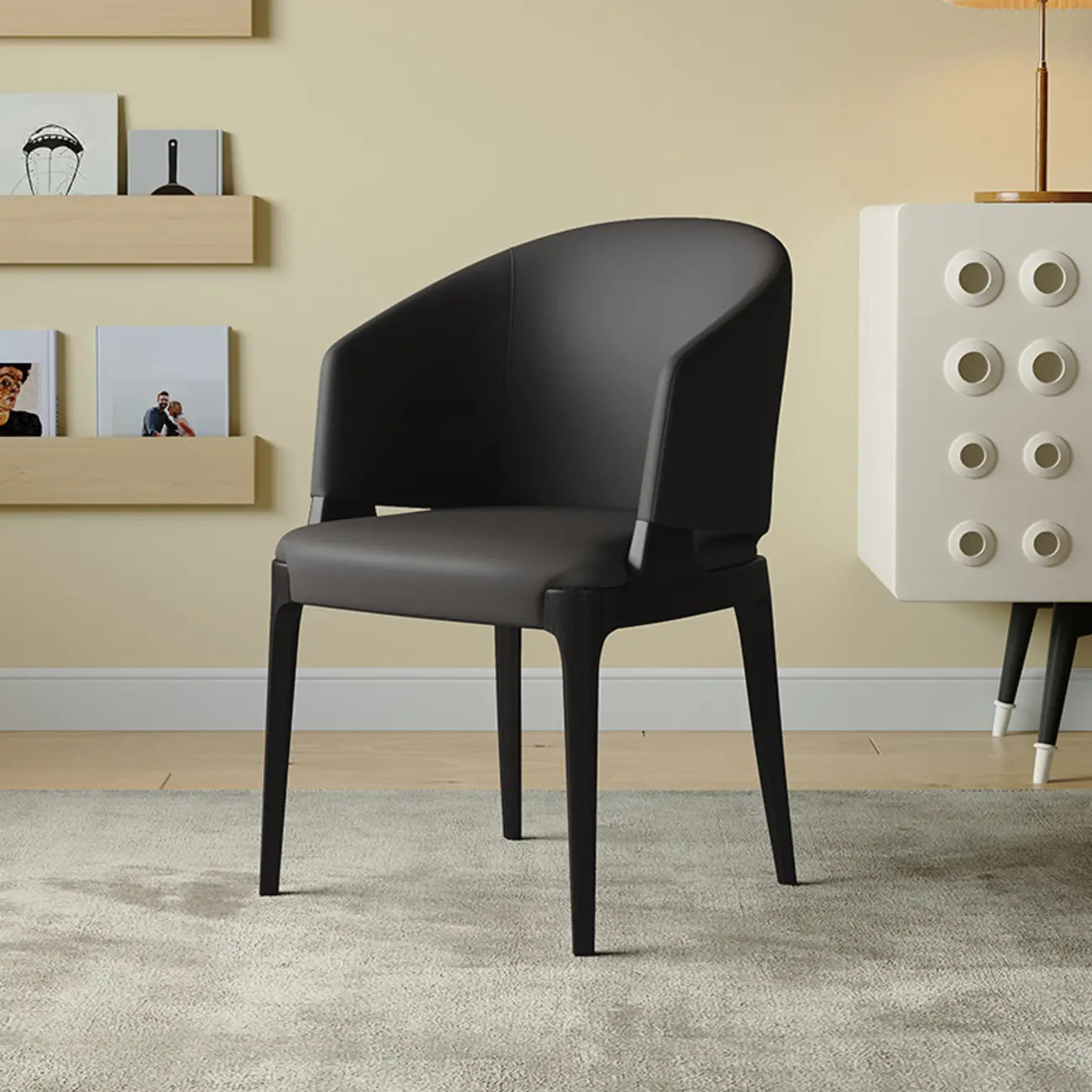 Chaise de salle à manger contemporaine en similicuir avec accoudoirs inclinés