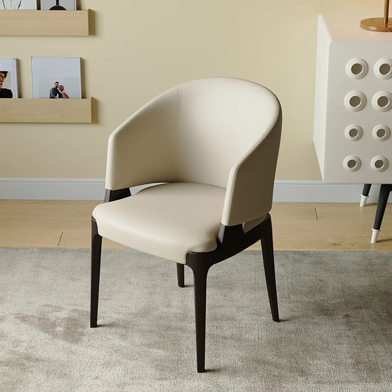Chaise de salle à manger contemporaine en similicuir avec accoudoirs inclinés