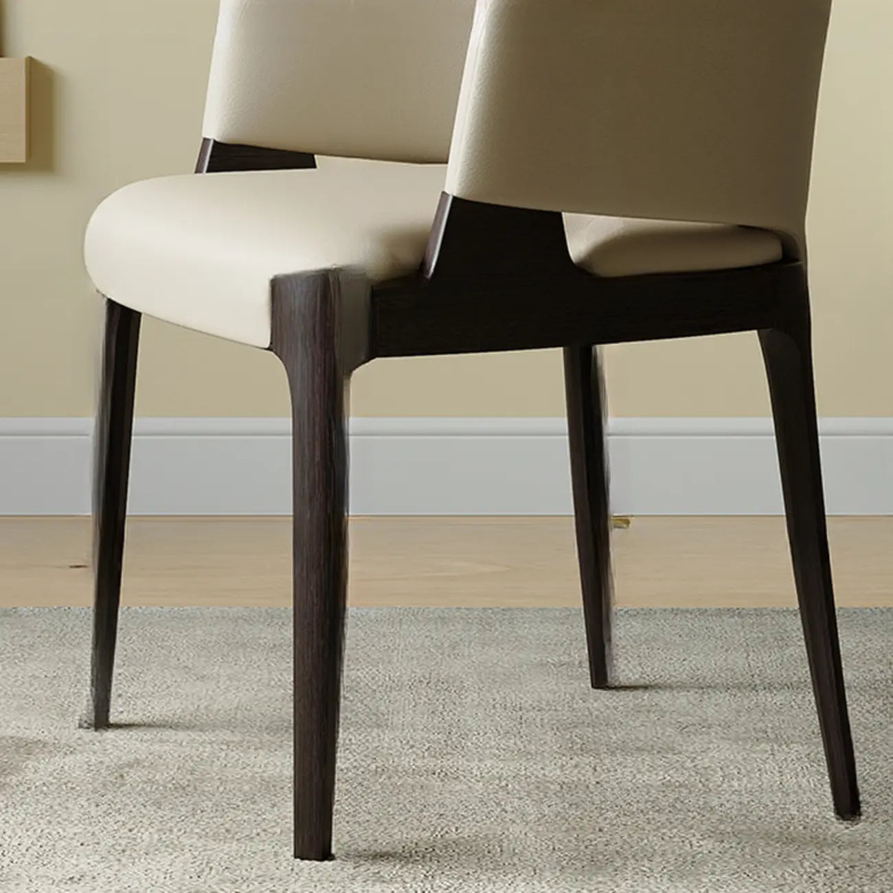 Chaise de salle à manger contemporaine en similicuir avec accoudoirs inclinés