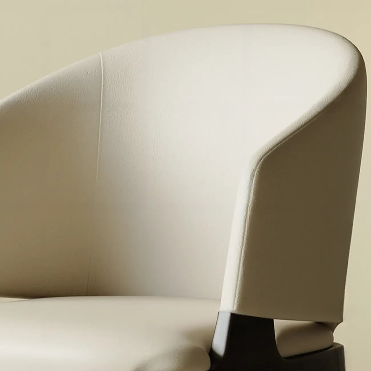 Chaise de salle à manger contemporaine en similicuir avec accoudoirs inclinés