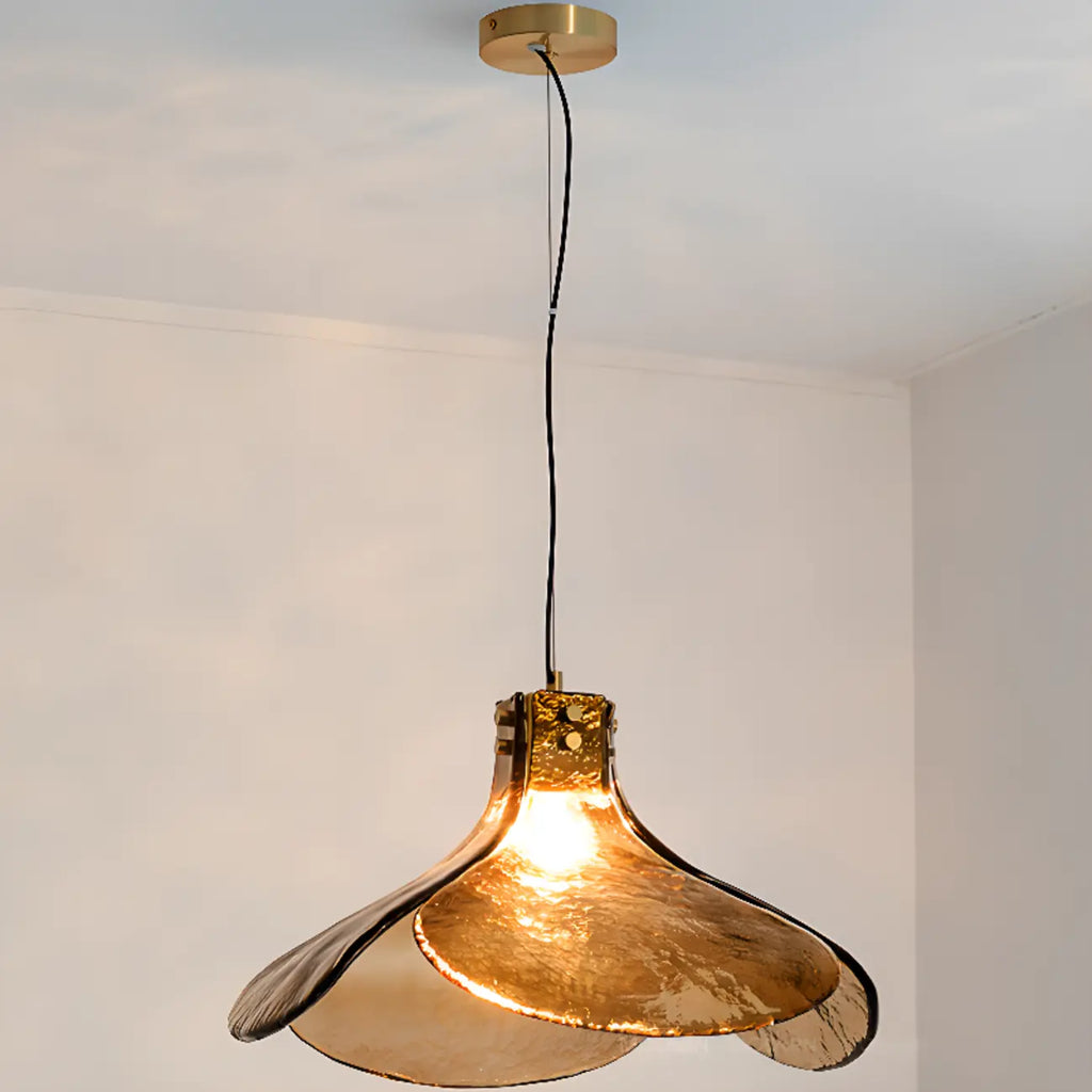 Suspension moderne en pétales de verre doré pour salon