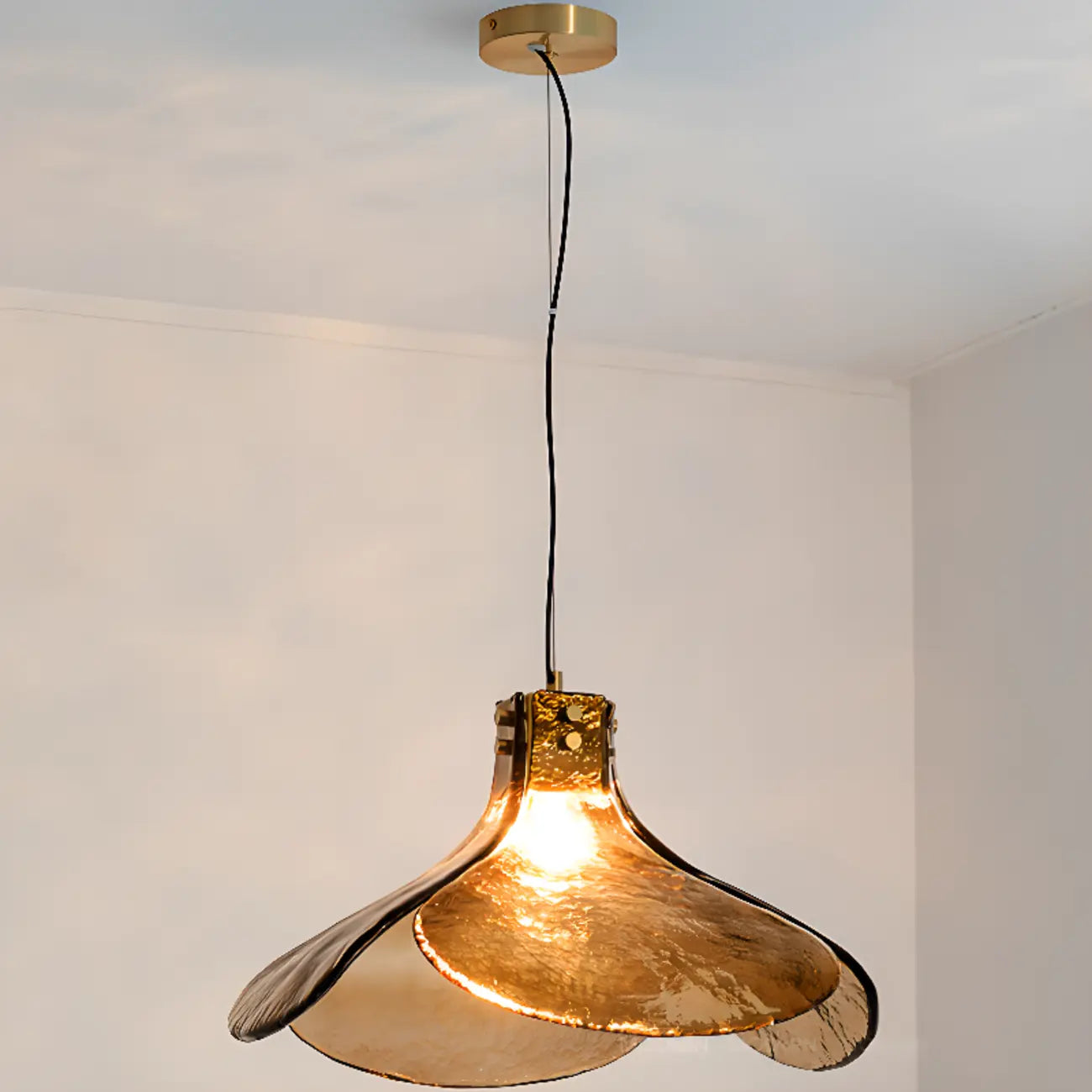 Suspension moderne en pétales de verre doré pour salon