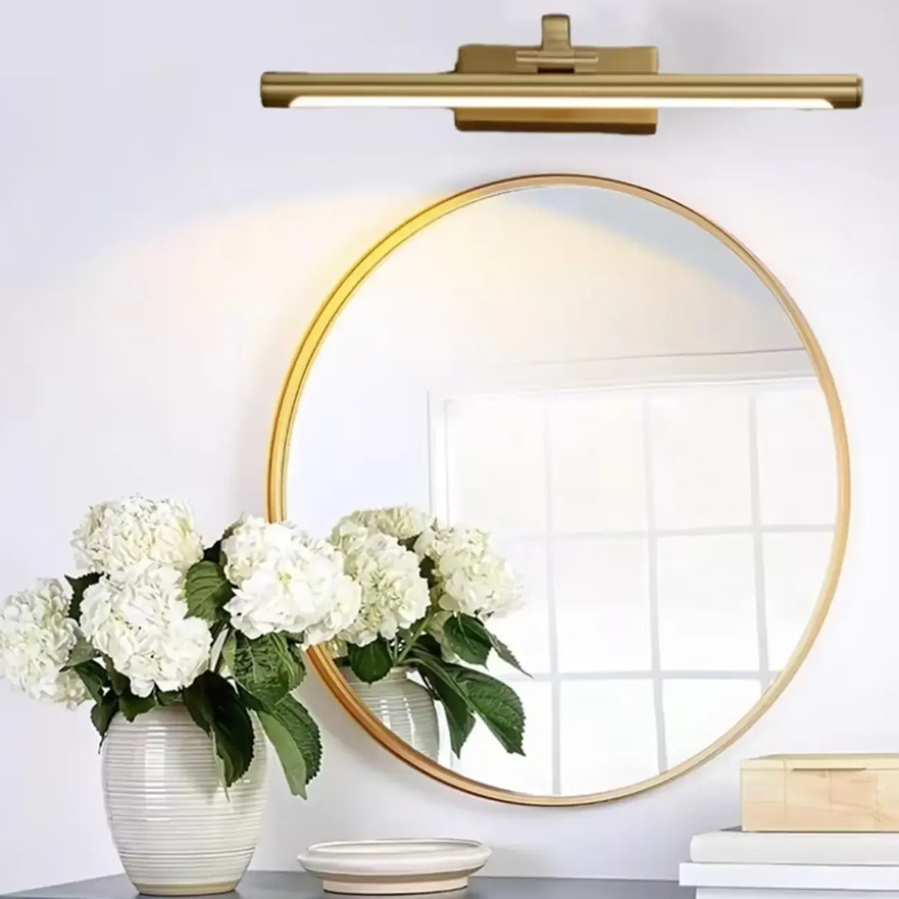 Applique murale linéaire dorée pour salle de bain au-dessus du miroir