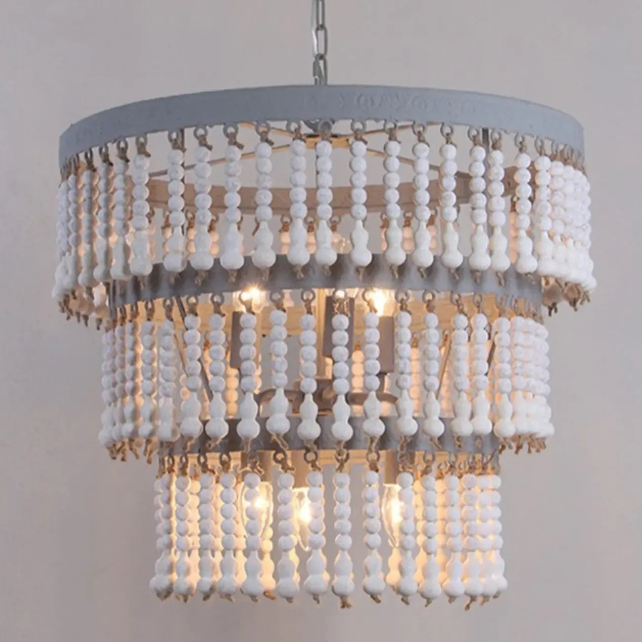 Lampadario a 3 livelli con perline in legno bianco e design elegante