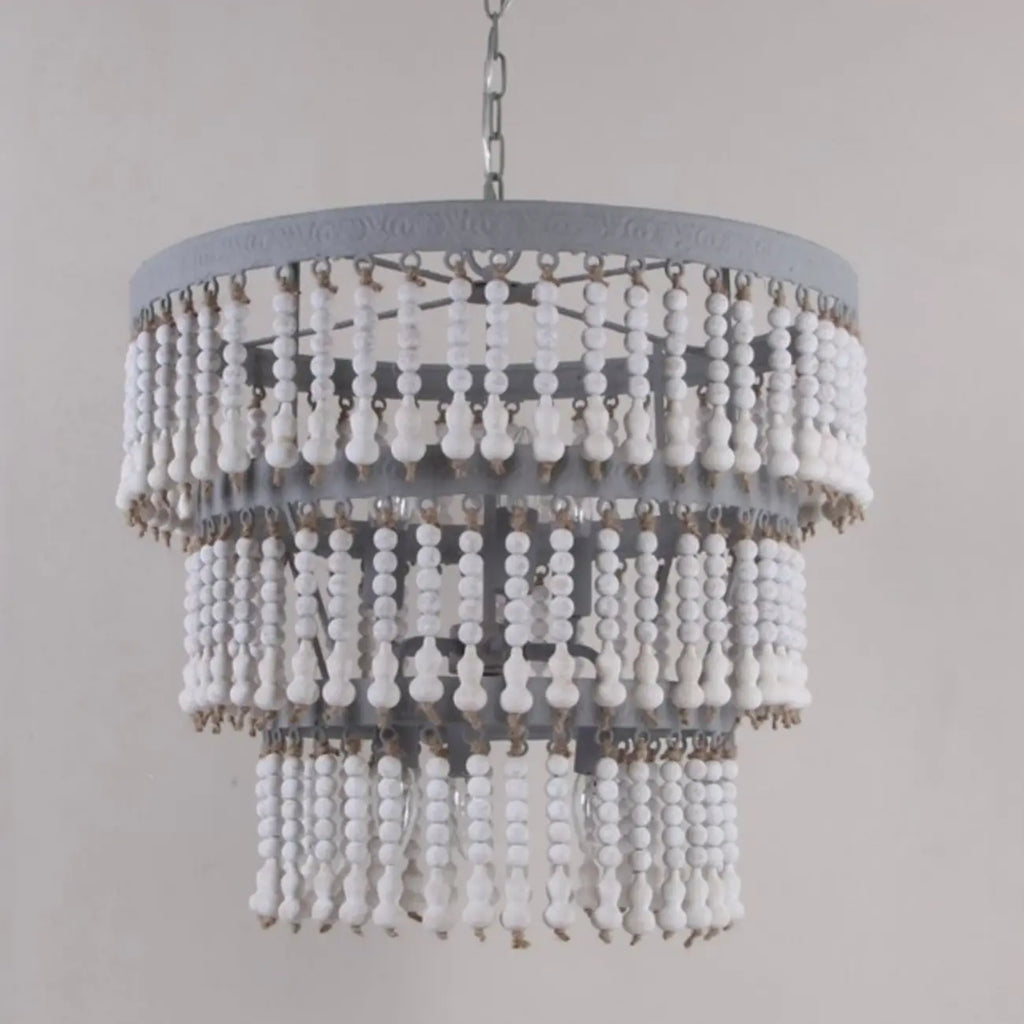 Lampadario a 3 livelli con perline in legno bianco e design elegante