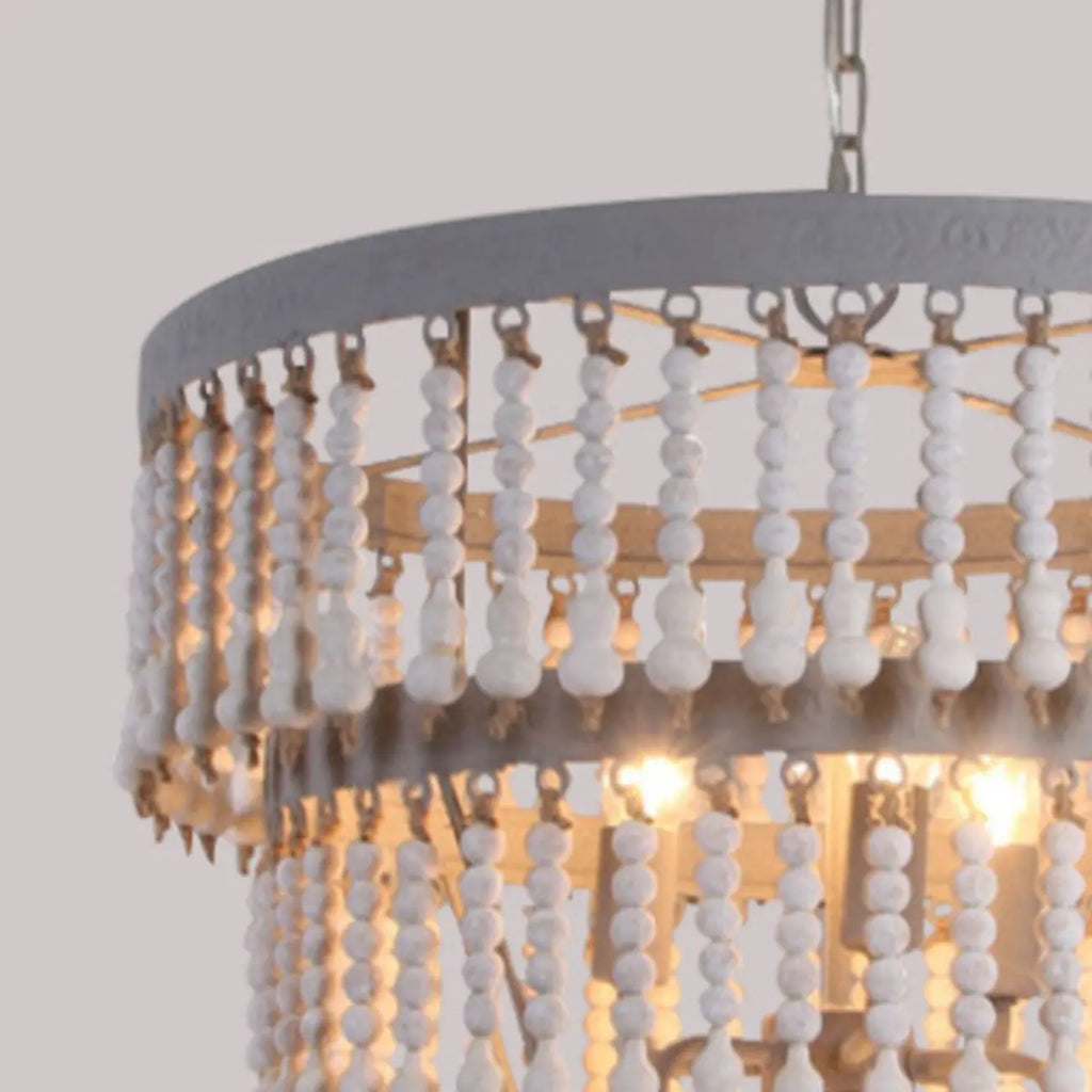 Lampadario a 3 livelli con perline in legno bianco e design elegante