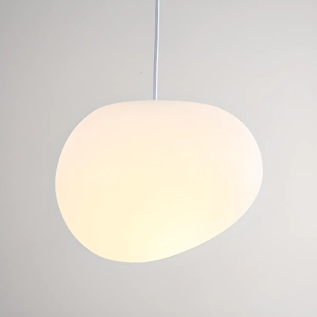 Suspension design en résine crème effet galet pour salle à manger