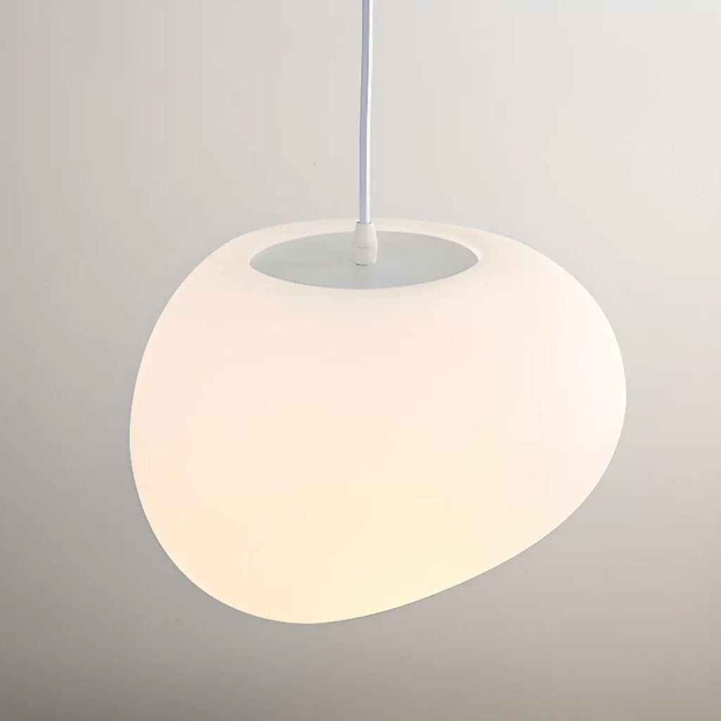 Suspension design en résine crème effet galet pour salle à manger