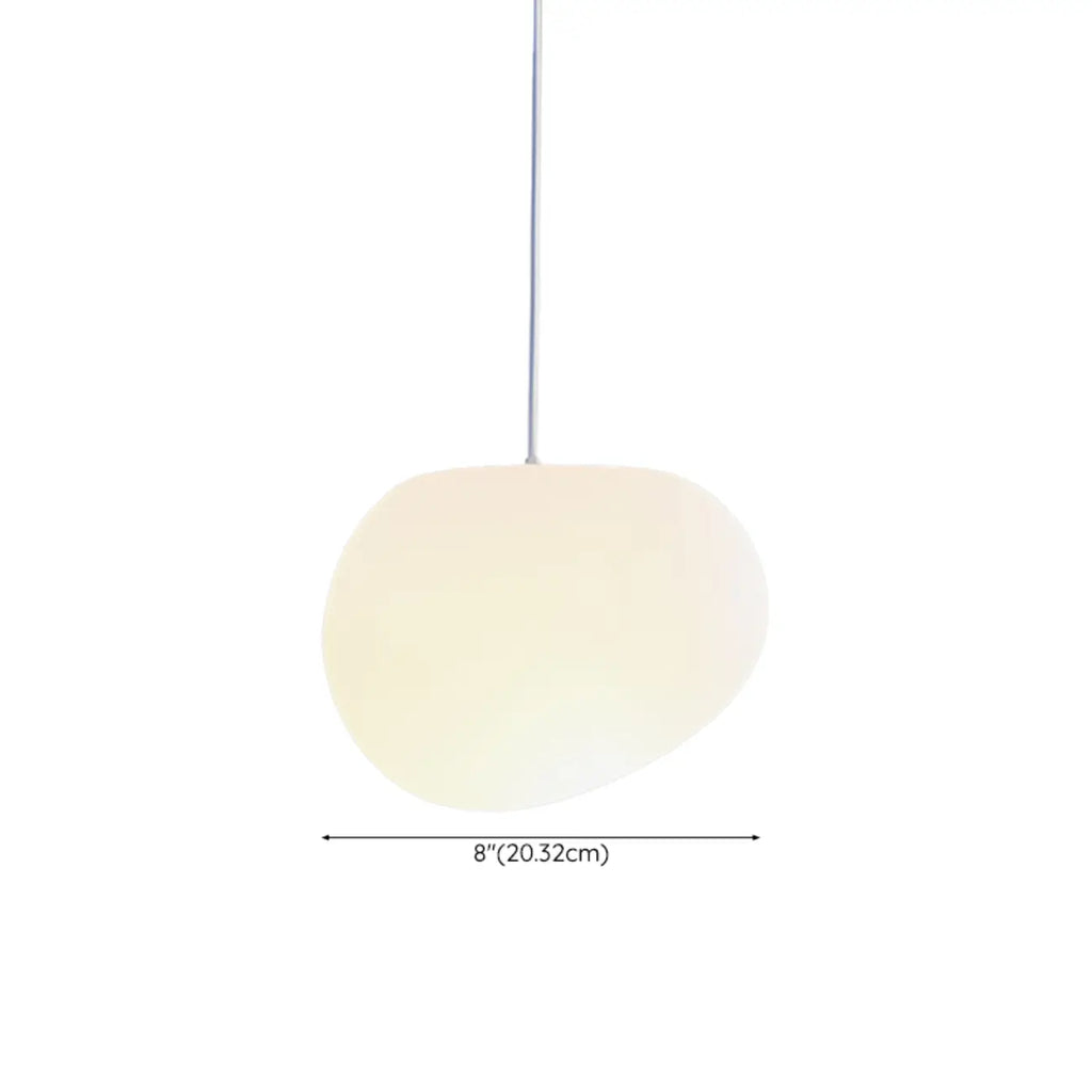 Suspension design en résine crème effet galet pour salle à manger