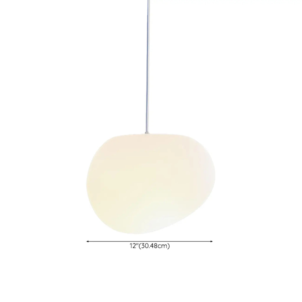 Suspension design en résine crème effet galet pour salle à manger
