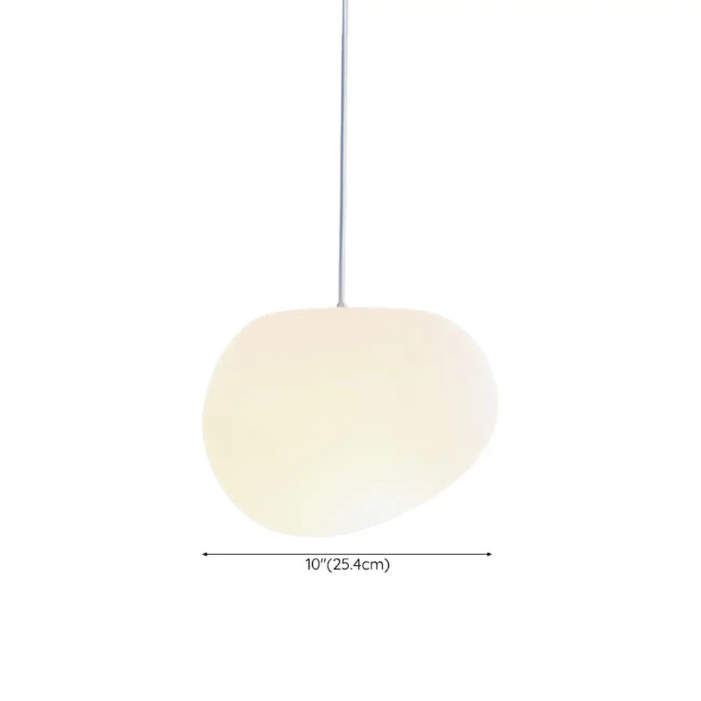 Suspension design en résine crème effet galet pour salle à manger