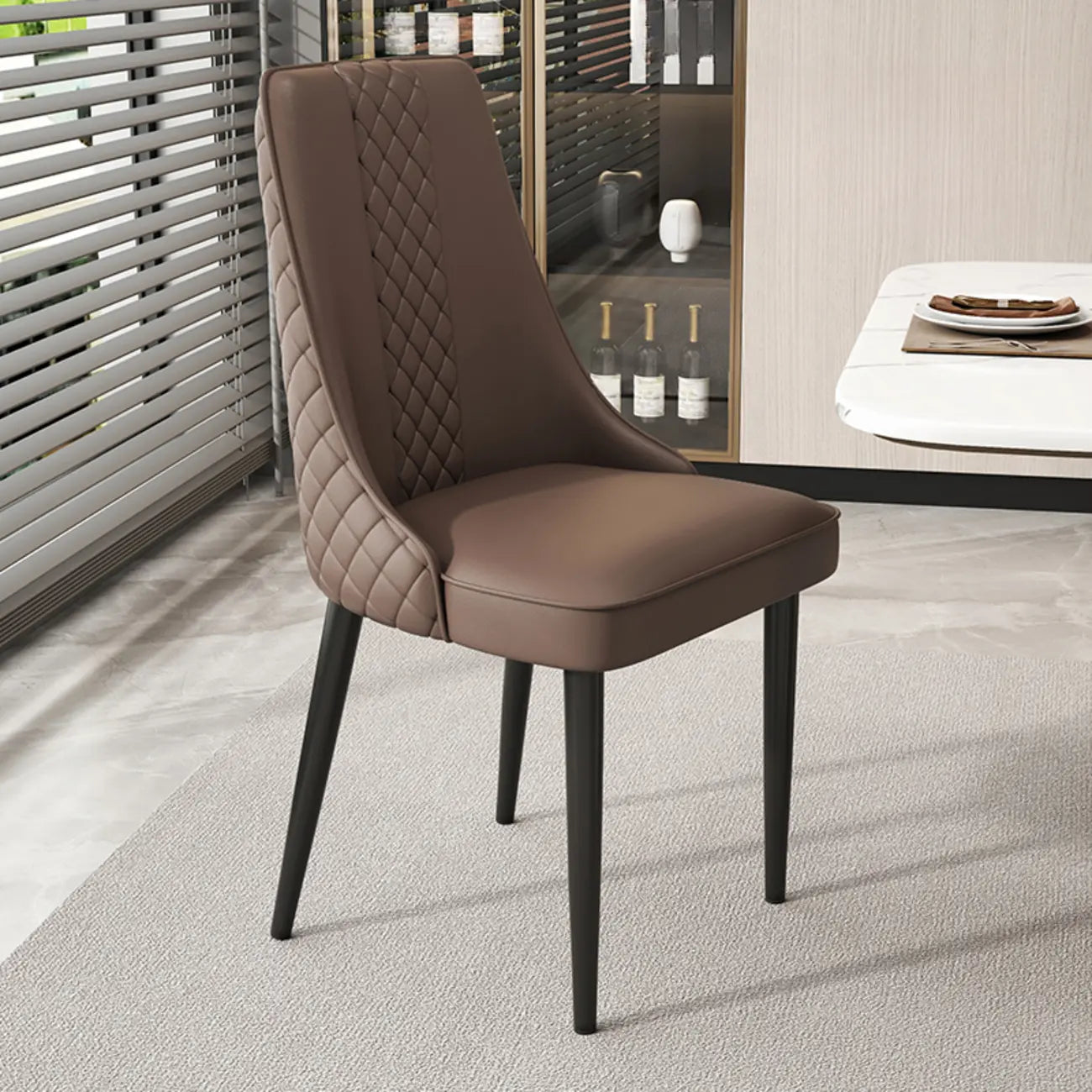 Chaise de salle à manger en similicuir avec dossier haut et accoudoirs inclinés