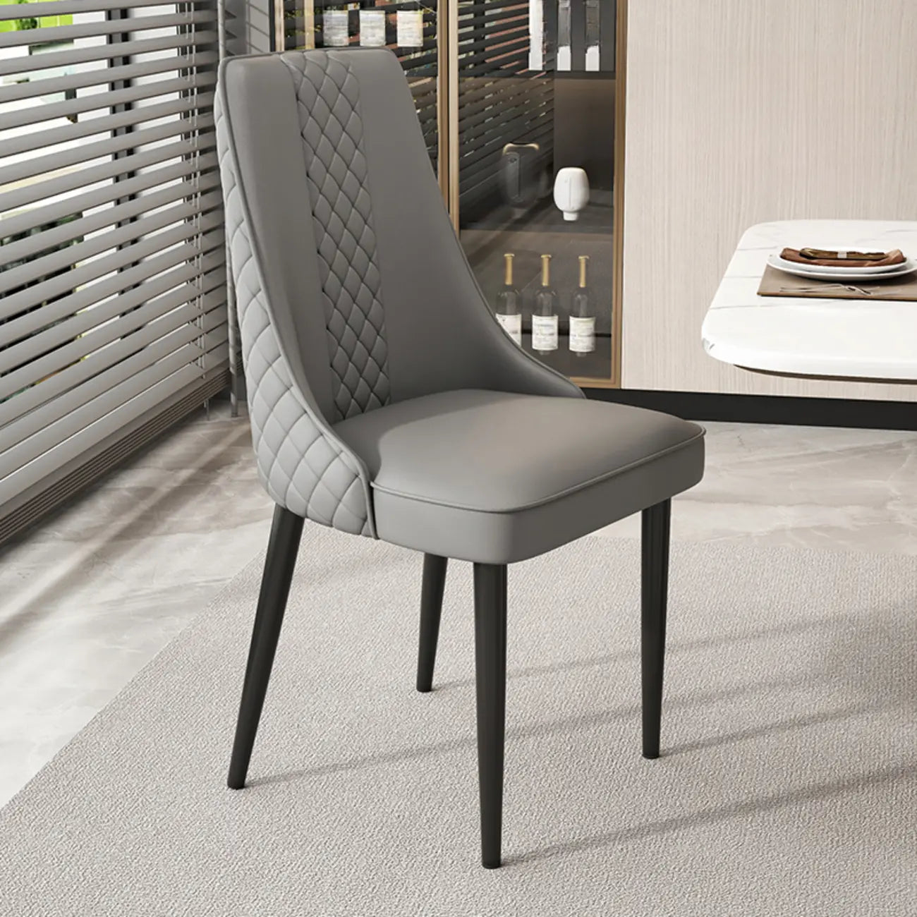 Chaise de salle à manger en similicuir avec dossier haut et accoudoirs inclinés