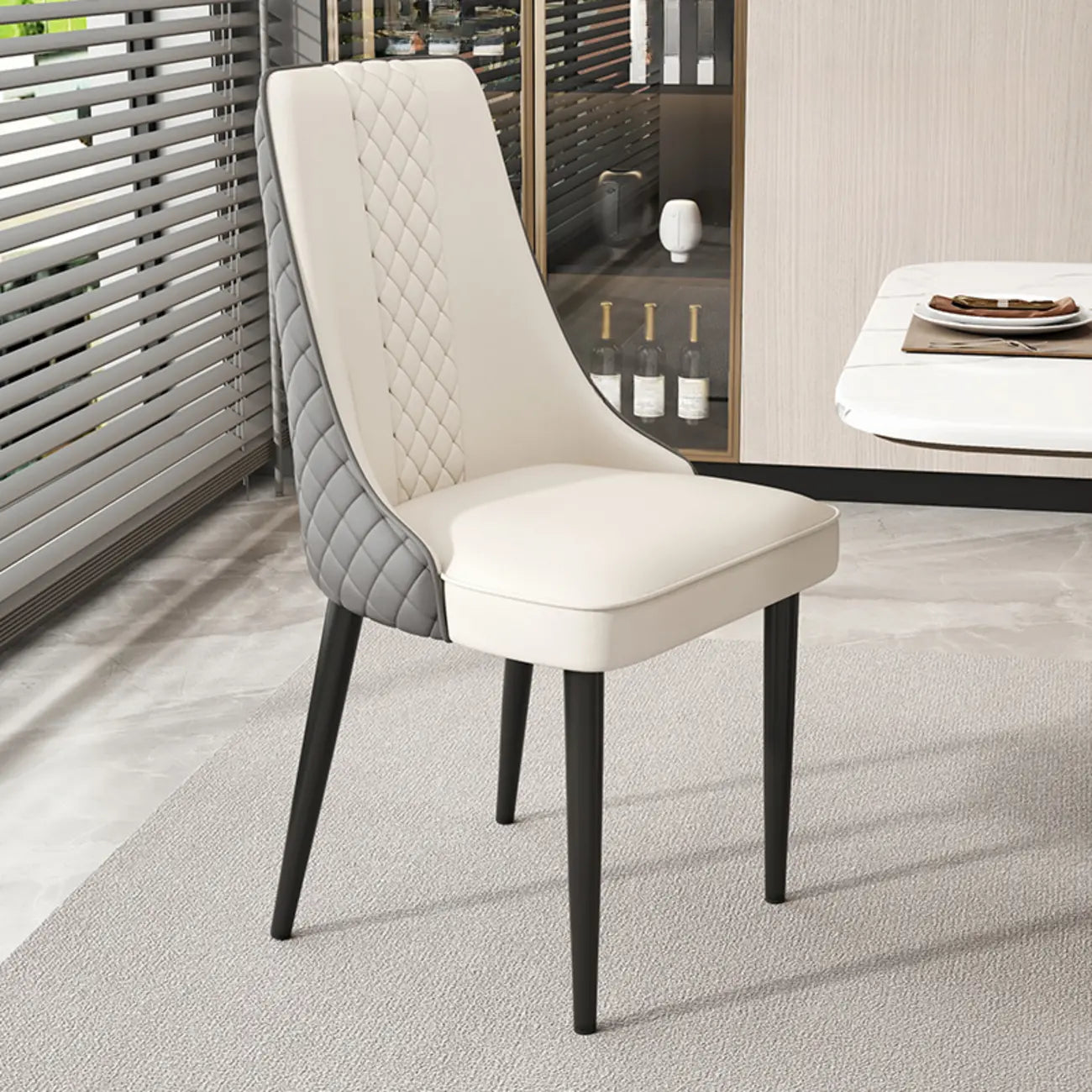Chaise de salle à manger en similicuir avec dossier haut et accoudoirs inclinés