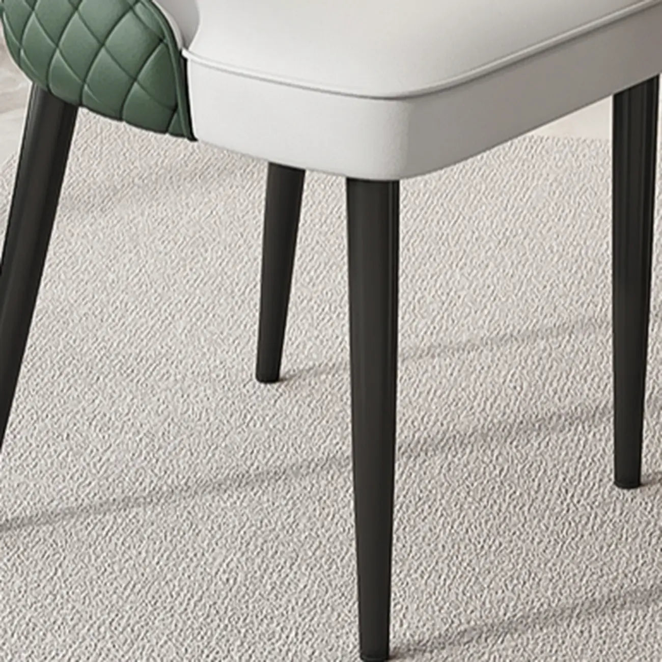 Chaise de salle à manger en similicuir avec dossier haut et accoudoirs inclinés