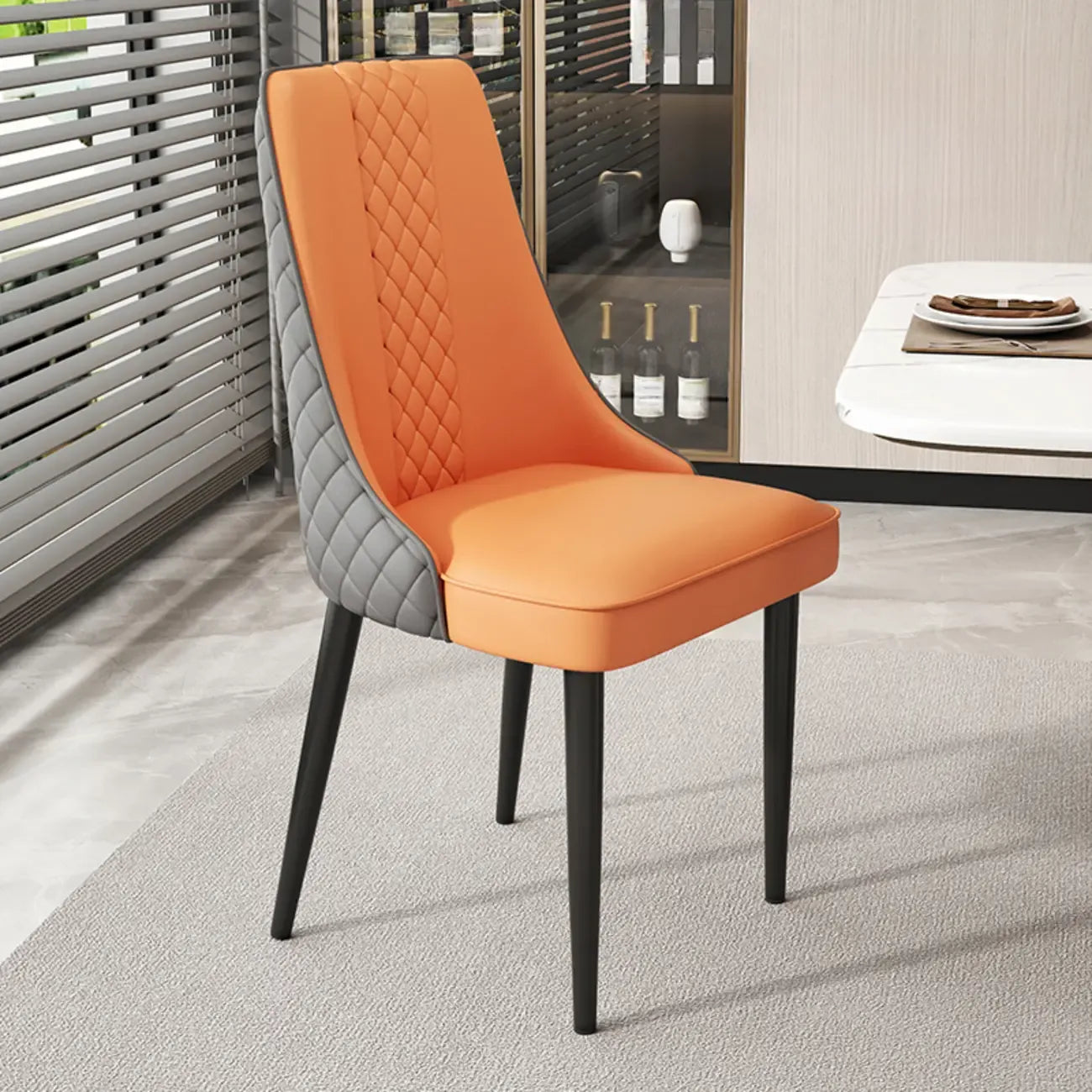 Chaise de salle à manger en similicuir avec dossier haut et accoudoirs inclinés