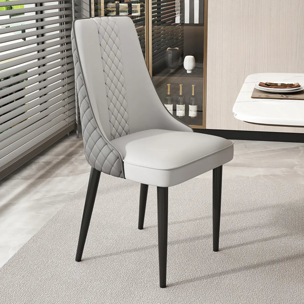 Chaise de salle à manger en similicuir avec dossier haut et accoudoirs inclinés