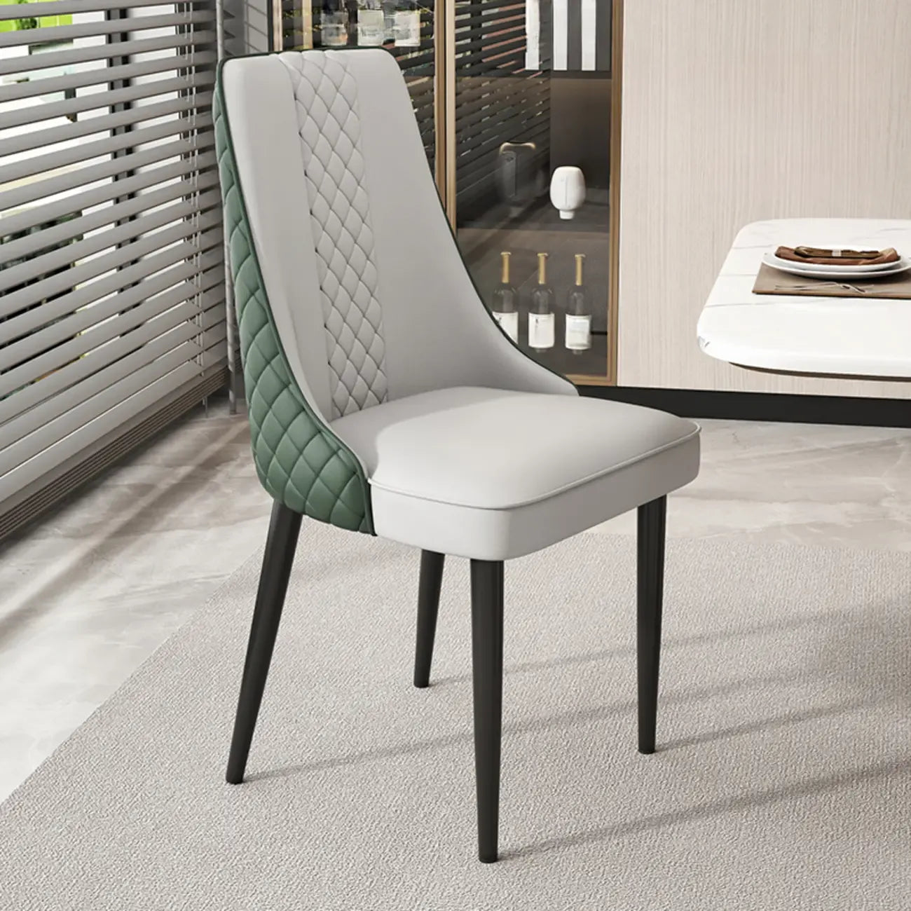 Chaise de salle à manger en similicuir avec dossier haut et accoudoirs inclinés