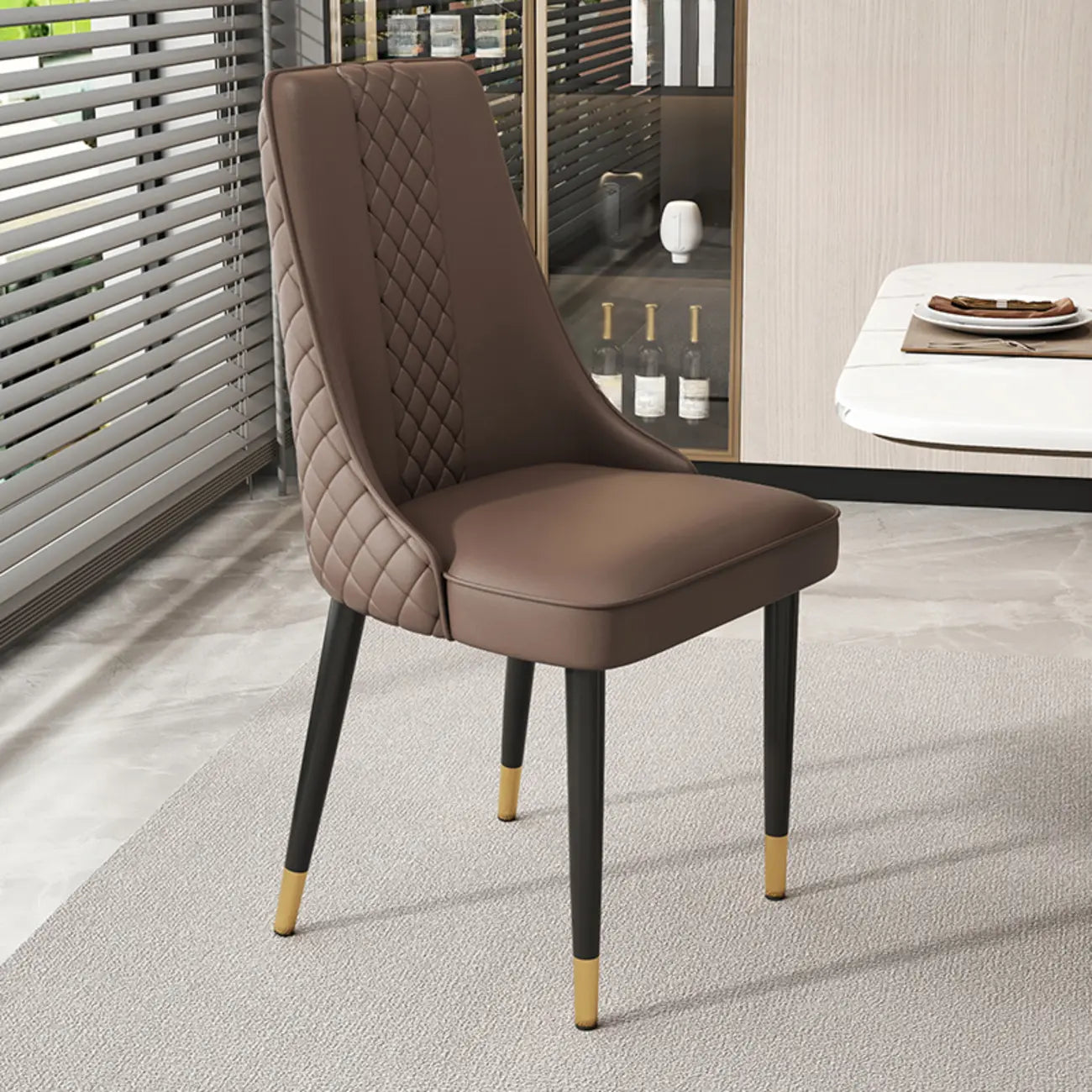 Chaise de salle à manger en similicuir avec dossier haut et accoudoirs inclinés
