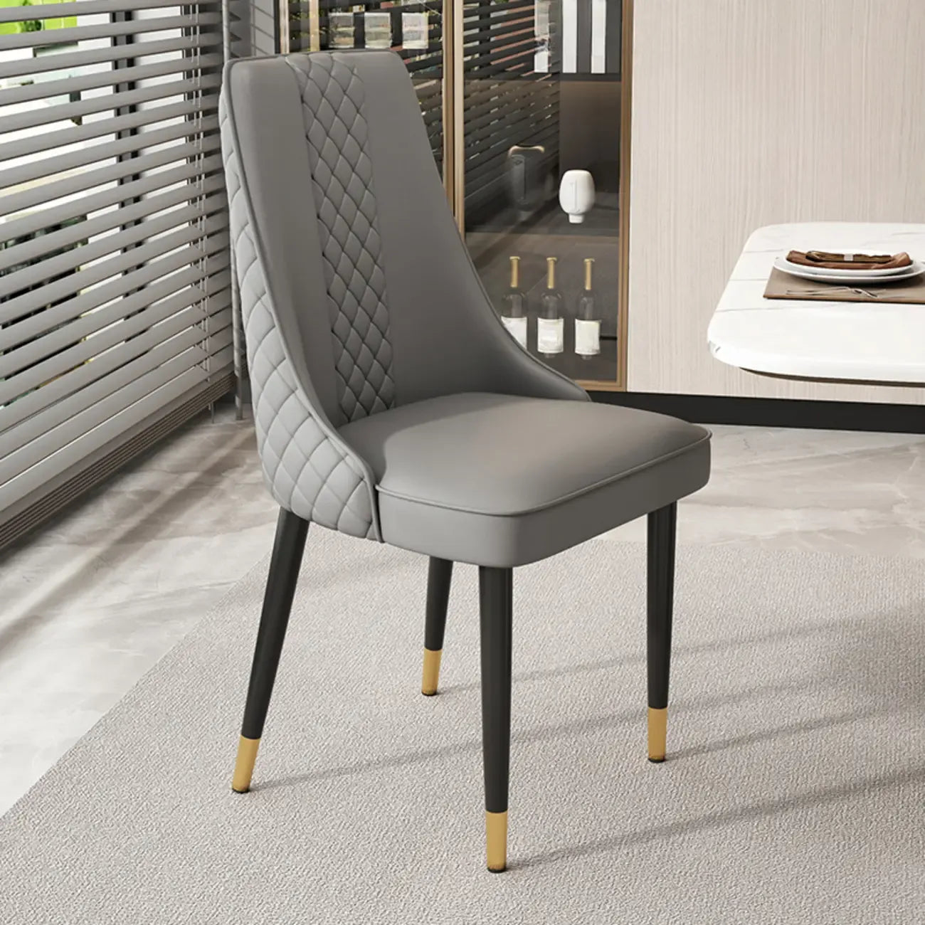 Chaise de salle à manger en similicuir avec dossier haut et accoudoirs inclinés