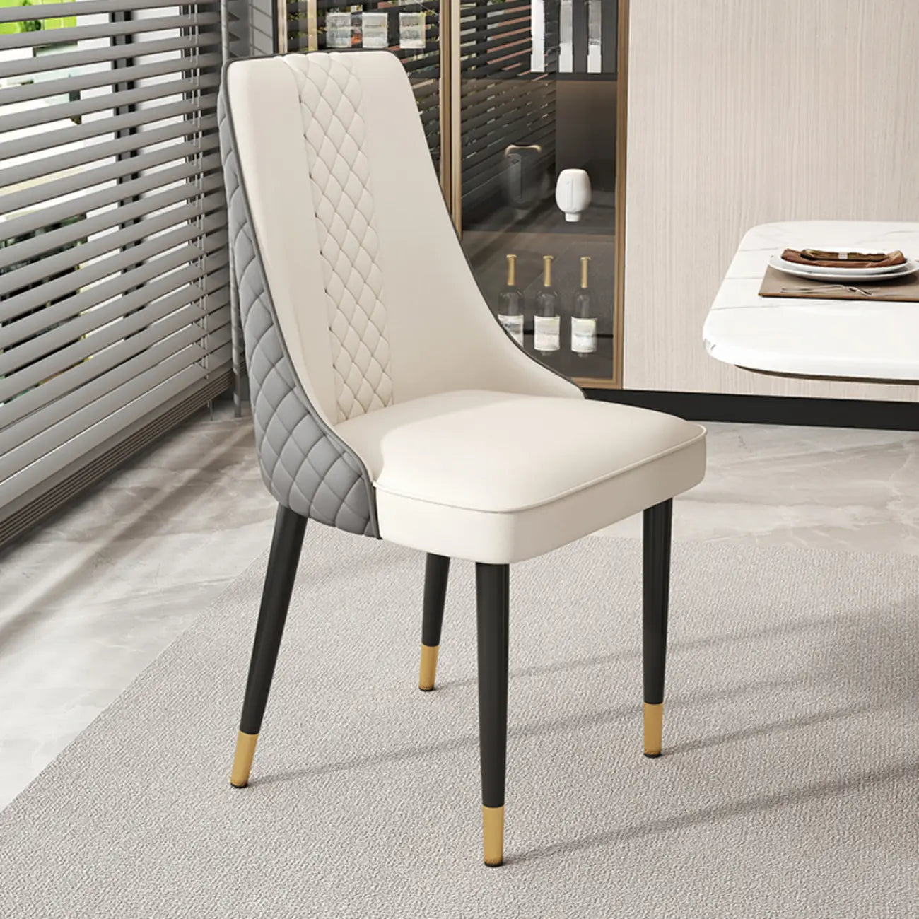 Chaise de salle à manger en similicuir avec dossier haut et accoudoirs inclinés
