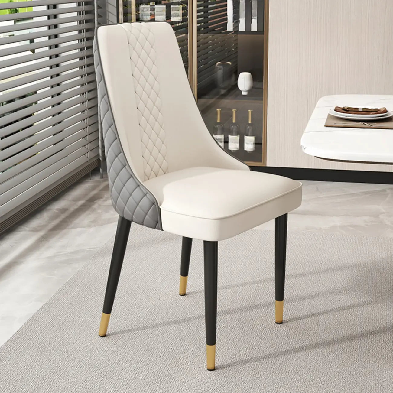 Chaise de salle à manger en similicuir avec dossier haut et accoudoirs inclinés