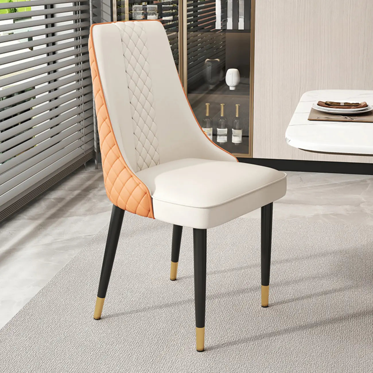Chaise de salle à manger en similicuir avec dossier haut et accoudoirs inclinés