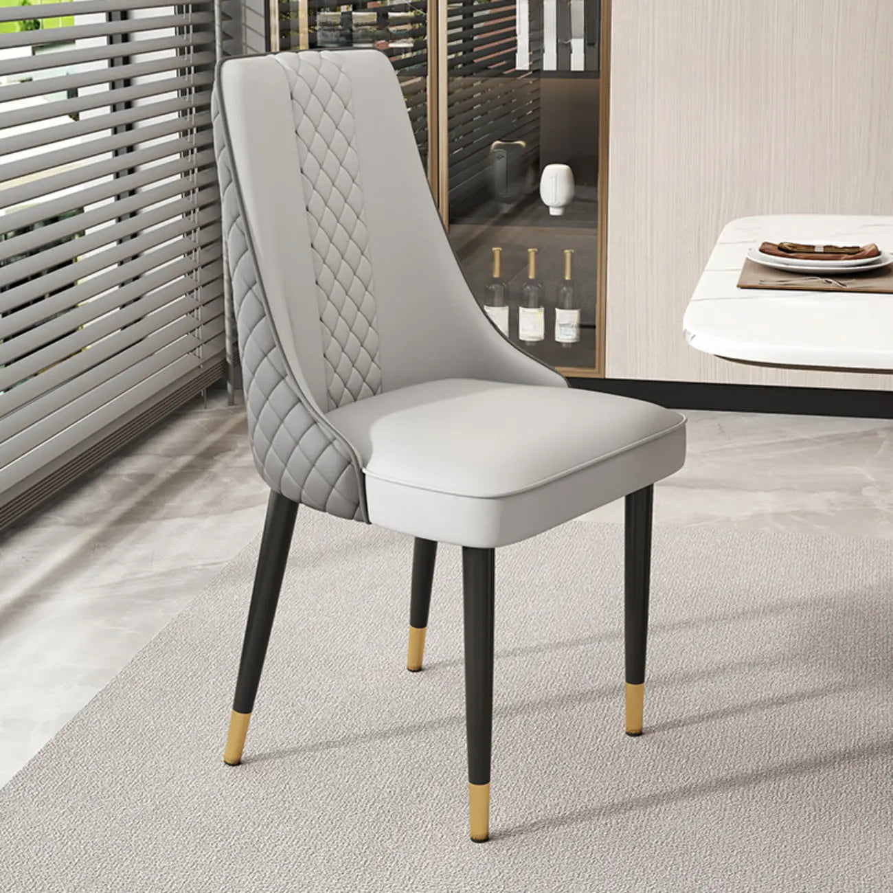 Chaise de salle à manger en similicuir avec dossier haut et accoudoirs inclinés